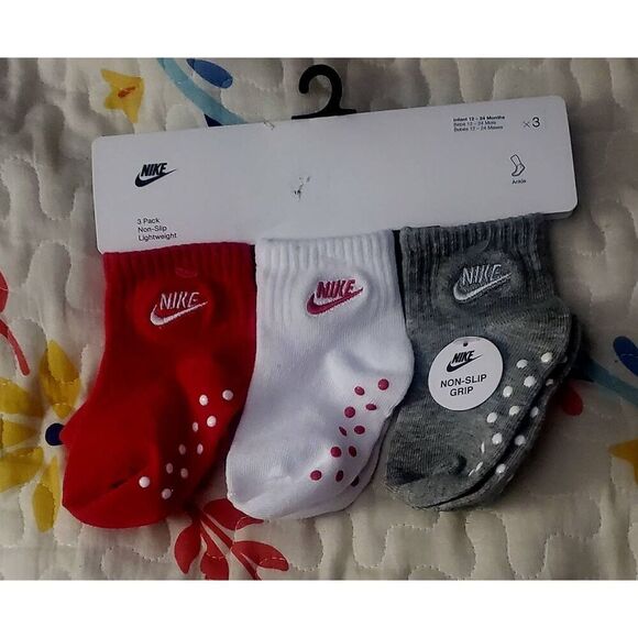 NEW WITH TAGS NIKE INFANT SOCKS SET - Picture 2 of 2